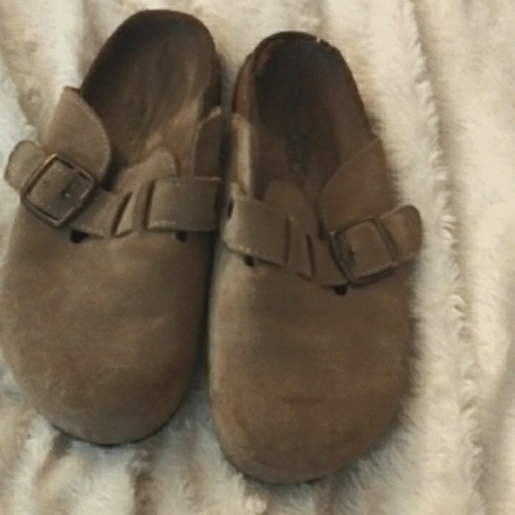 Off brand clogs - Picture 1 of 2